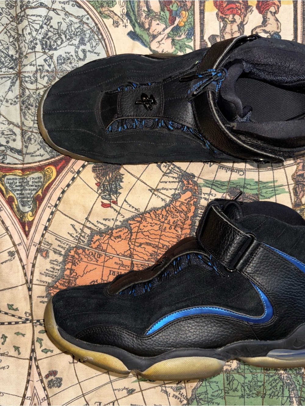 Nike Men’s Black Athletic Sneakers with Blue Accents